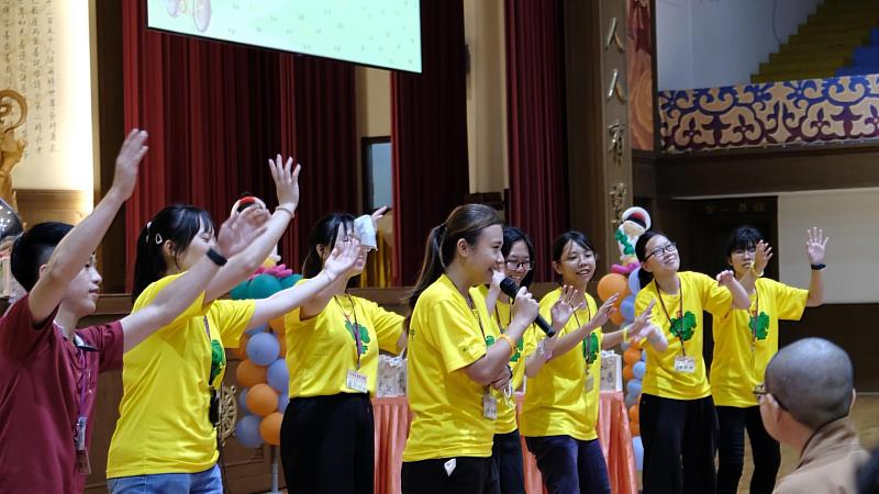 亞大幼教系同學帶領團康活動,與小朋友同樂。