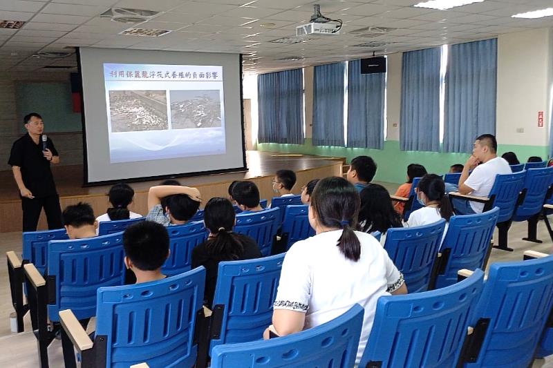 曾煥昇副教授講授牡蠣養殖對海洋環境衍生負面影響