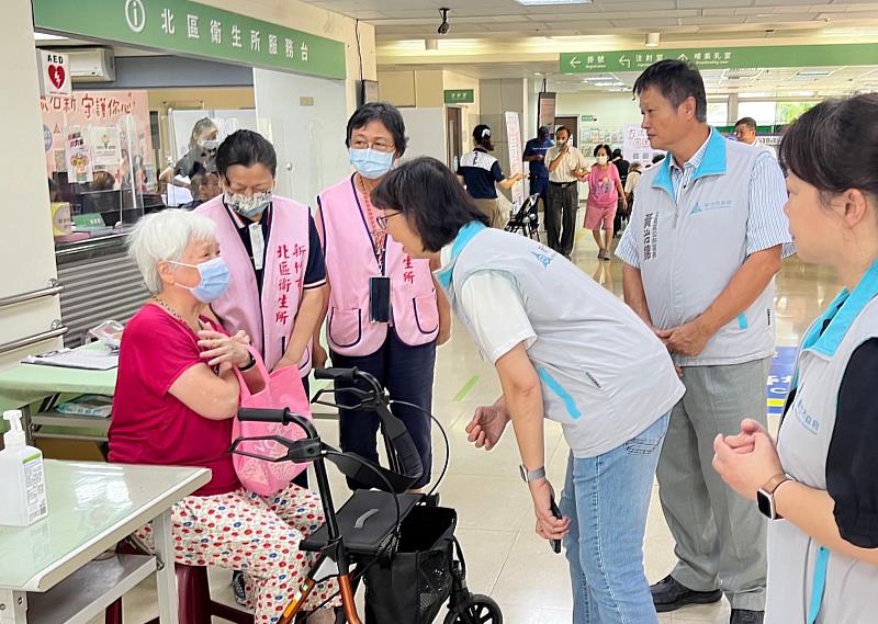 新竹市政府秘書長張治祥今日前往北區衛生所關心市民朋友流感疫苗及JN.1新冠疫苗接種情形。