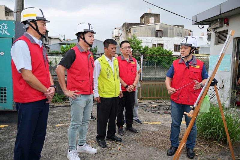 邱代理市長於華江街滯洪池視察運作情形