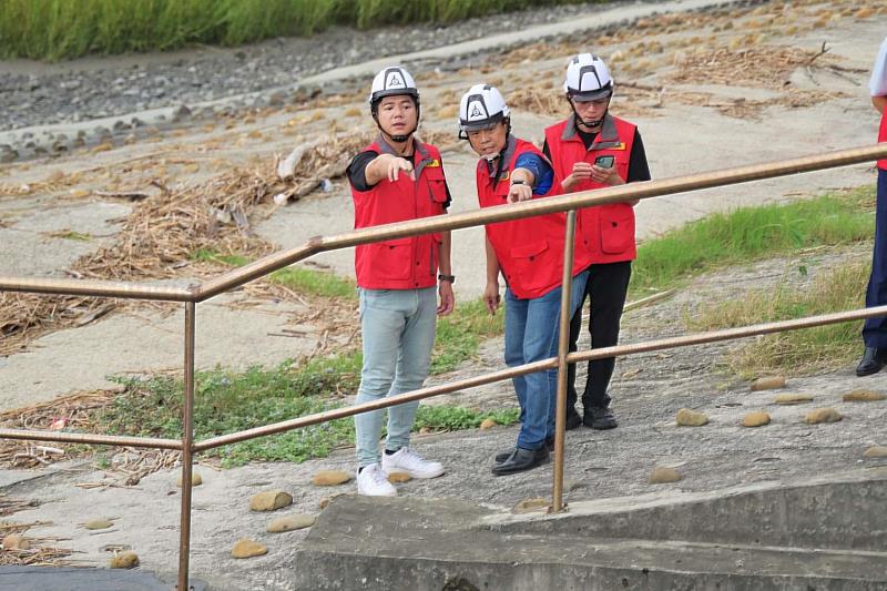 邱代理市長於南寮抽水站視察運作情形