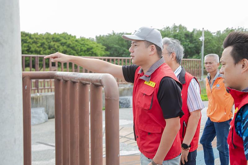 邱臣遠代理市長三度視察，嚴防颱風山陀兒的影響。他強調市府團隊全力以赴，確保防災措施到位，並呼籲市民提高警覺，做好防颱準備，隨時注意颱風動態，避免前往危險區域。