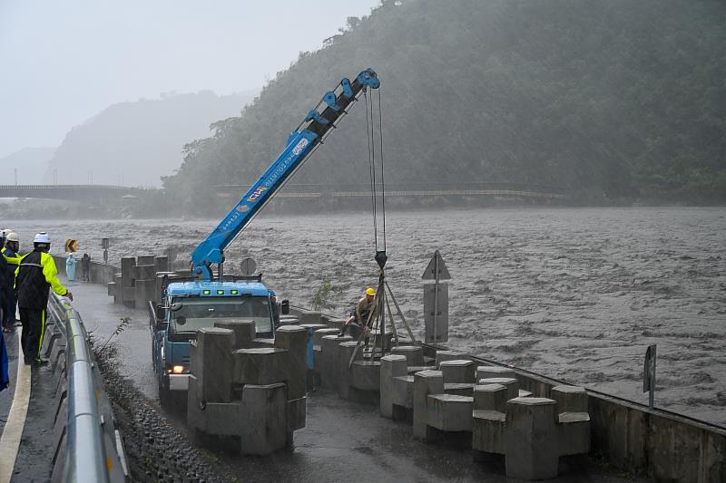 颱風山陀兒豪雨致太麻里溪水暴漲，縣長饒慶鈴親赴金峰鄉嘉蘭視察，籲請相關單位監測水位確保居民安全