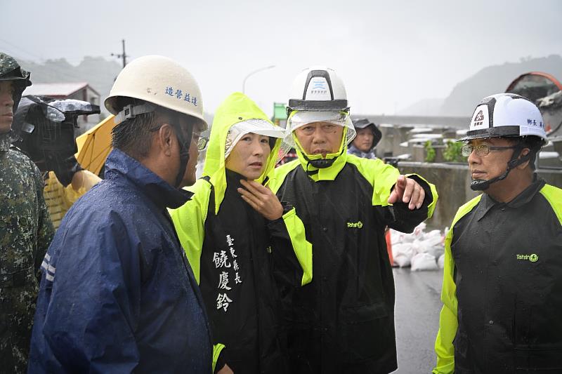 颱風山陀兒豪雨致太麻里溪水暴漲，縣長饒慶鈴親赴金峰鄉嘉蘭視察，籲請相關單位監測水位確保居民安全