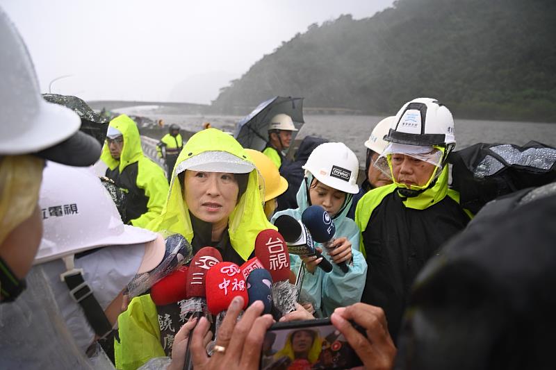 颱風山陀兒豪雨致太麻里溪水暴漲，縣長饒慶鈴親赴金峰鄉嘉蘭視察，籲請相關單位監測水位確保居民安全