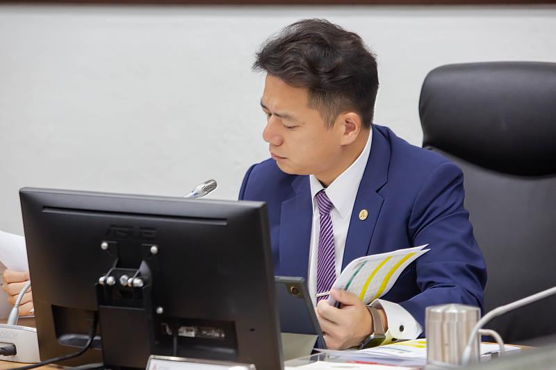 邱臣遠代理市長閱覽會議資料。