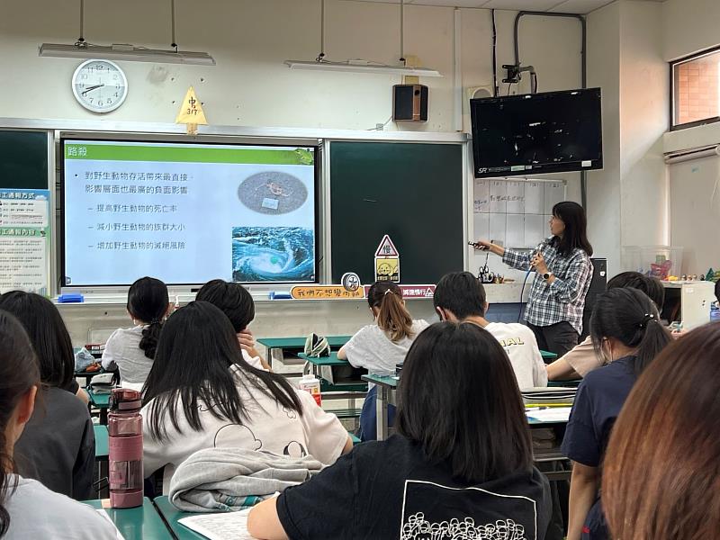 新北市農業局邀請中國文化大學生命科學系陳怡惠副教授於板橋高中宣導防止路殺教育