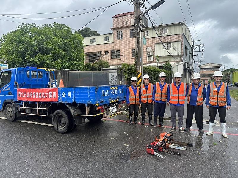 新北市災害應變中心盤點相關人車機具支援能量，總計可支援環保、工務及農業等3個局處的重機具12組(每組含吊卡、抓斗、山貓各1台及司機)、輕工具10組(每組含鏈鋸2具及操作人員2人、交通維護1人、清除樹枝1人)，合計共22組(含36台重機具及76人)，並向中央災害應變中心(內政部國土管理署)回報後，於上午9點出發，侯市長並指示，如後續還有需要支援其他搶災能量，新北市全力支援。