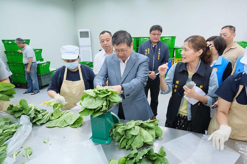 官網-楊縣長協助分裝有機蔬菜