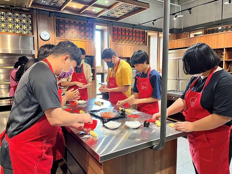 同學們於「舊振南漢餅文化館」體驗手作菠蘿蛋黃酥