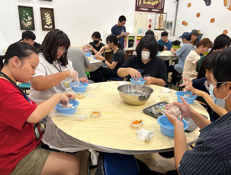 同學們於「宏裕行花枝丸館」手作花枝丸DIY體驗