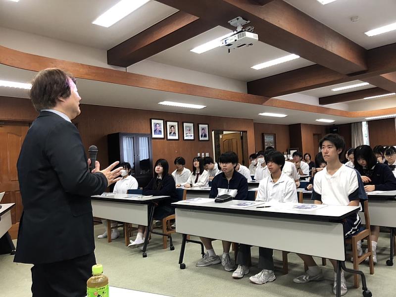 機械系施國亮主任在東京的說明會介紹機械系的特色