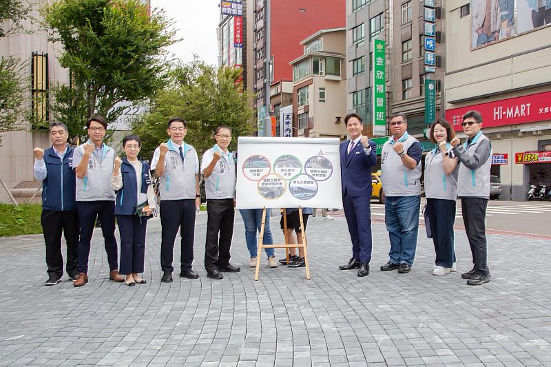 圖2 邱代理市長率市政團隊前往東門圓環聯合稽查汽機車駕駛禮讓行人及公車駕駛落實指差確認等情形