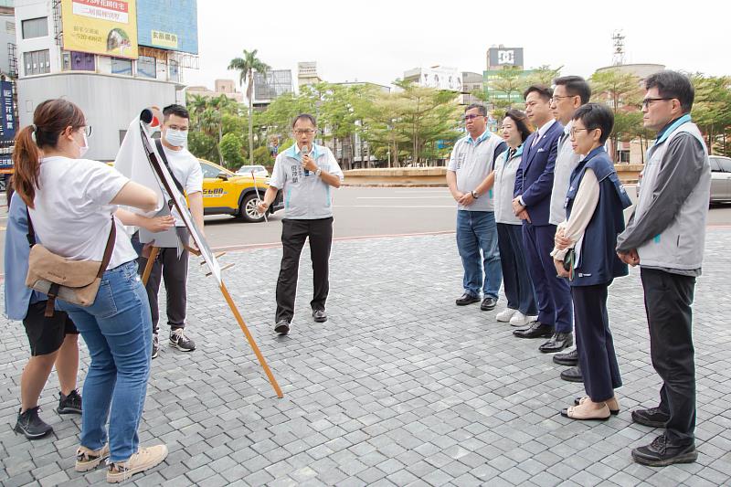 圖3 邱代理市長率市政團隊前往東門圓環聯合稽查汽機車駕駛禮讓行人及公車駕駛落實指差確認等情形