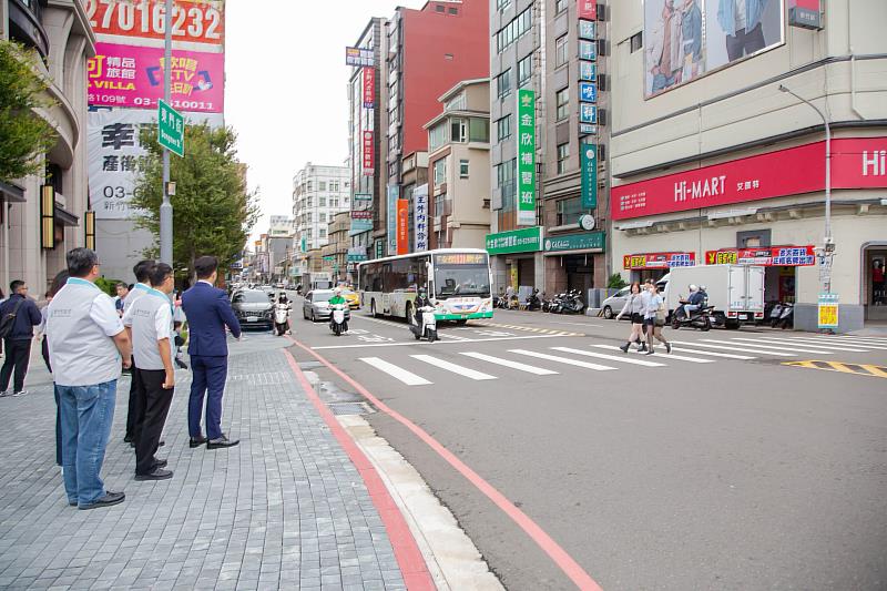 圖4 邱代理市長率市政團隊前往東門圓環聯合稽查汽機車駕駛禮讓行人及公車駕駛落實指差確認等情形