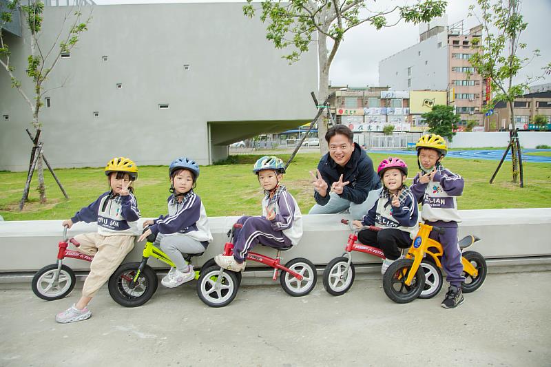 圖4.邱臣遠代理市長與幼兒園pushbike小騎士合影。