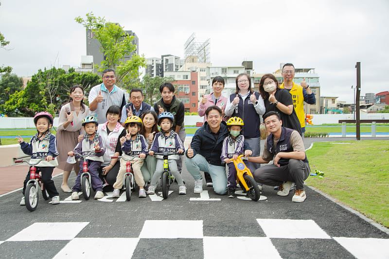 圖3.邱臣遠代理市長與幼兒園pushbike小騎士合影。