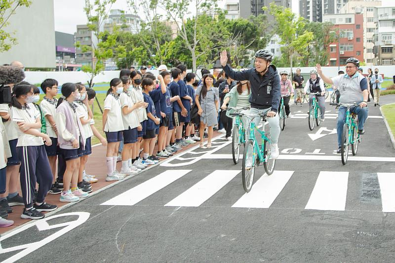 圖5.邱臣遠代理市長與來賓共同試騎自行車，感受嶄新自行車練習場的道路品質。