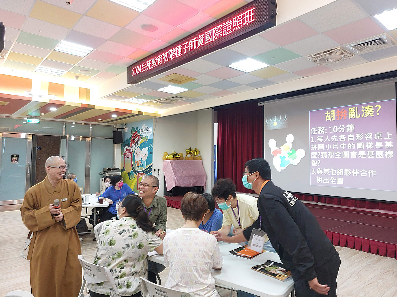 南華大學終身學院於台、港兩地首辦生死教育國際師資證照班，釋知賢院長於台北班運用禪式管理結合系統思考授課，引導學員發想。