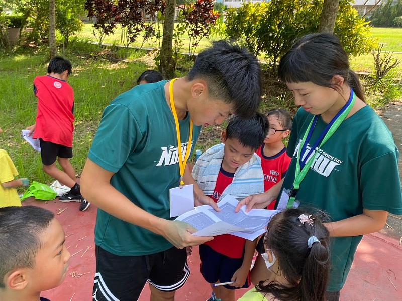 觀音國小學生參與定向越野運動。