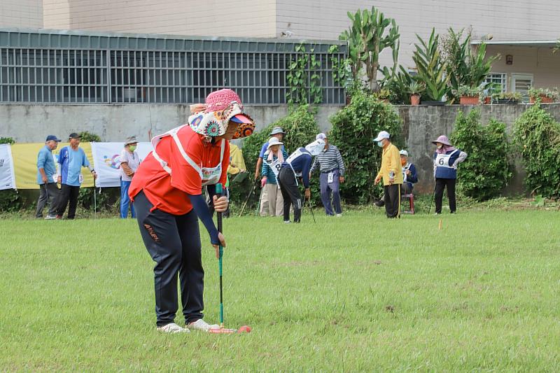 嘉義縣重陽盃長青槌球賽活力登場，翁章梁為選手加油打氣-2