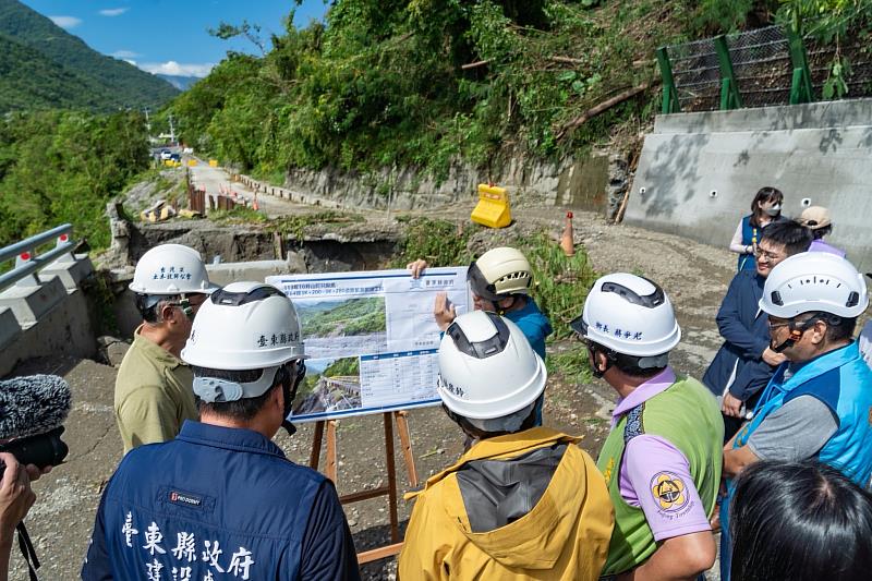 金峰鄉東64鄉道坍塌交通中斷  縣長饒慶鈴指示緊急搶通維生道路