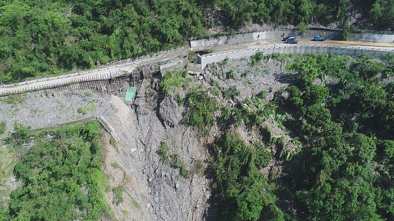 金峰鄉東64鄉道坍塌交通中斷  縣長饒慶鈴指示緊急搶通維生道路