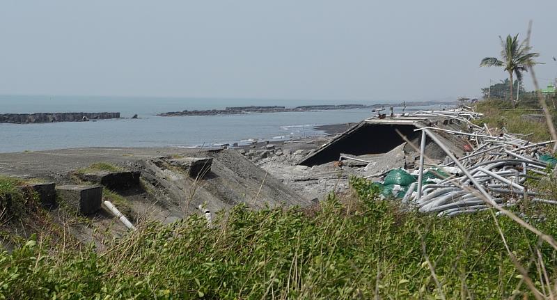 山陀兒颱風帶來的強浪造成屏東縣枋寮鄉大庄村海堤破口