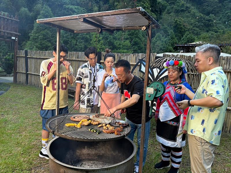 外景節目遠赴阿里山來吉部落取景，縣長翁章梁驚喜探班-3