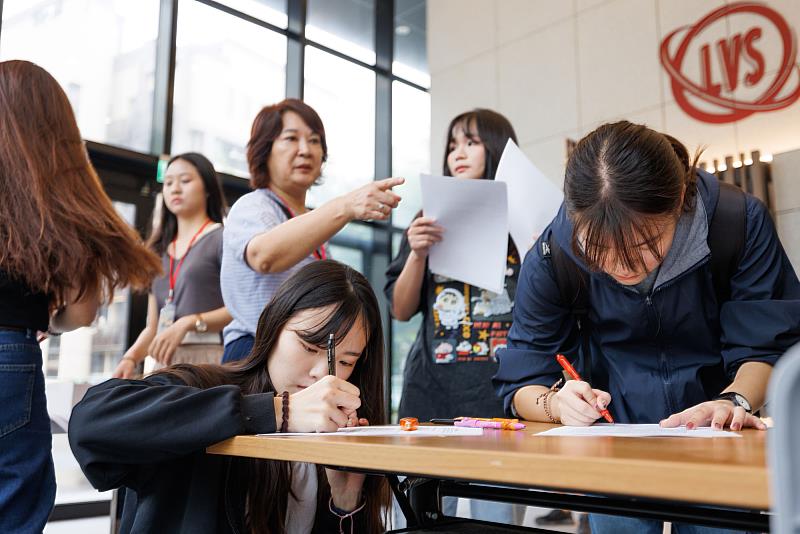 《戲戲品味》在校園大規模海選，超過百名學生爭取24位選手資格。（世新大學提供）