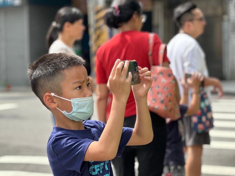 小朋友實地走訪中央噴水圓環，拍照記錄都市人行空間不足之處