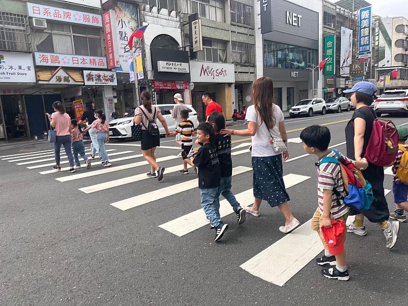 小朋友在父母的陪伴下，實地走訪中央噴水圓環