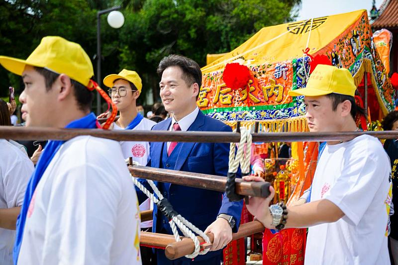 2024竹塹媽祖文化祭祈福遶境，代理市長邱臣遠偕同來賓共同出席「點起馬炮」儀式。