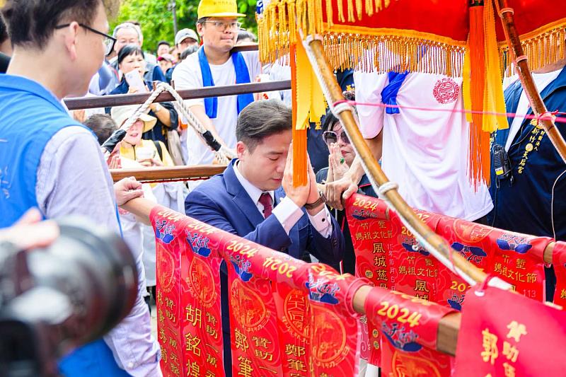 2024竹塹媽祖文化祭祈福遶境，代理市長邱臣遠偕同來賓共同出席「點起馬炮」儀式。