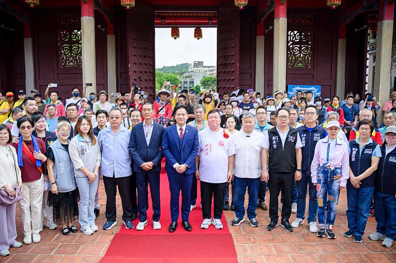 2024竹塹媽祖文化祭祈福遶境，代理市長邱臣遠偕同來賓共同出席「點起馬炮」儀式。