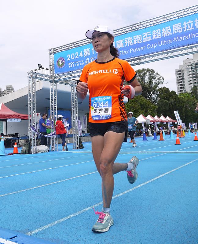 飛跑好手陳秀卿以64.4439公里刷新全國女子F50分齡紀錄，將紀錄里程推進1公里。