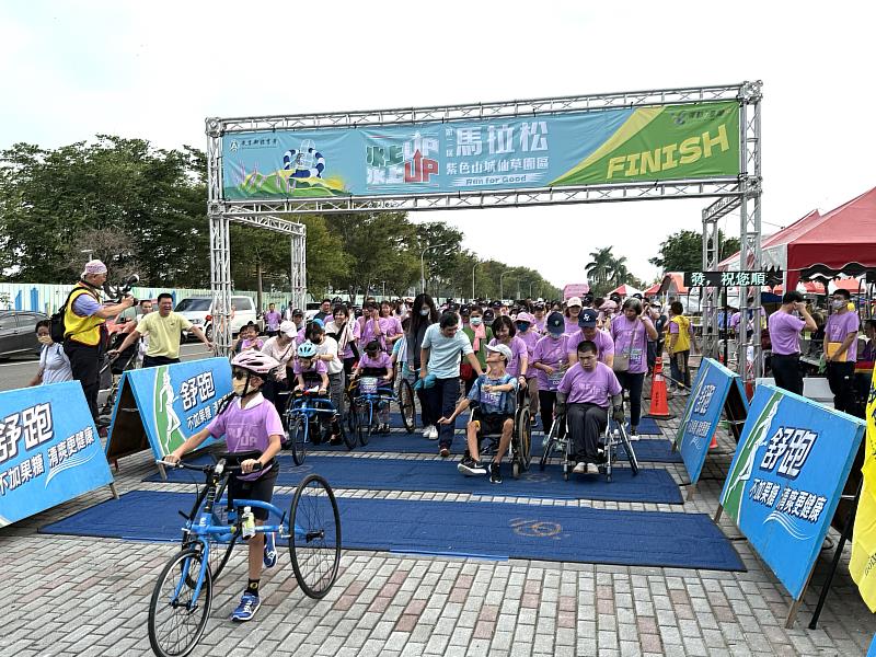 嘉義縣學生「普特融合」攜手跑  水上UP馬拉松跑出運動平權新風貌