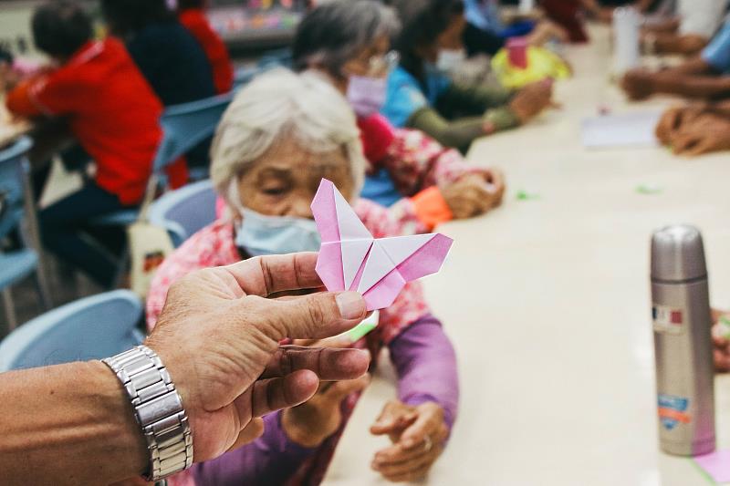 屏縣府推「銀髮達人」_摺紙技藝蝴蝶