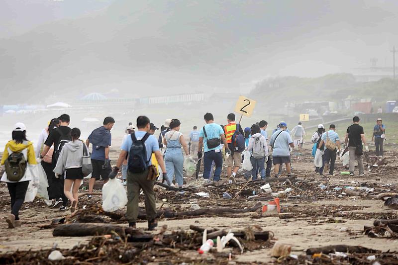 颱風過後，海邊累積大量的垃圾，南山人壽及南山產物出動700多名義工淨灘。