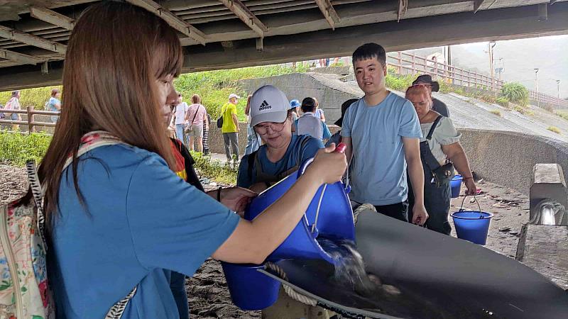 南山人壽守護海洋行動邁入第13年，今年首度增加魚苗放流，10月5日共放流6.8萬尾布氏鯧鰺魚苗。