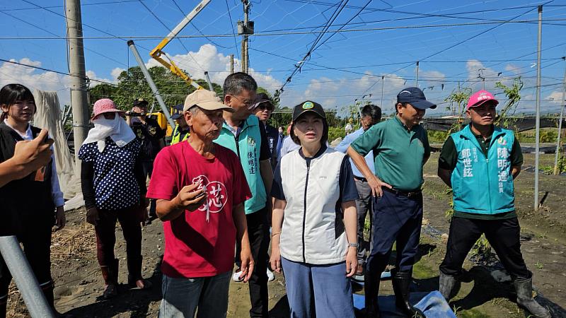 縣長周春米趕往里港視察農損狀況