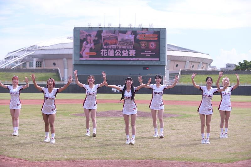 樂天女孩啦啦隊的青春表演點燃現場氣氛。