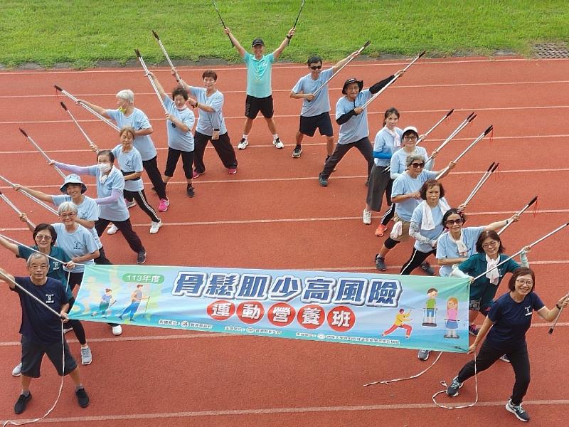 南華大學承辦「骨鬆肌少高風險運動營養班」計畫，圖為健走訓練課程。