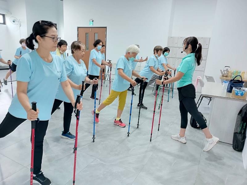 南華大學承辦「骨鬆肌少高風險運動營養班」計畫，圖為健走訓練課程。