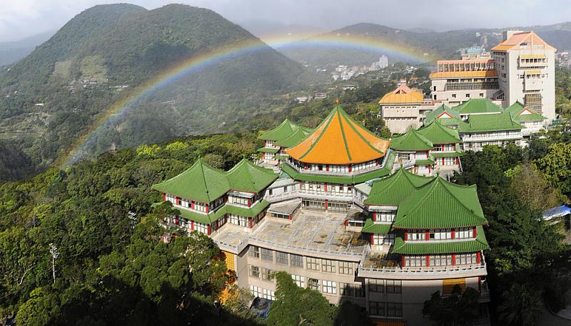 化大學位於風光明媚的陽明山，校園周圍環繞著壯麗的自然景色