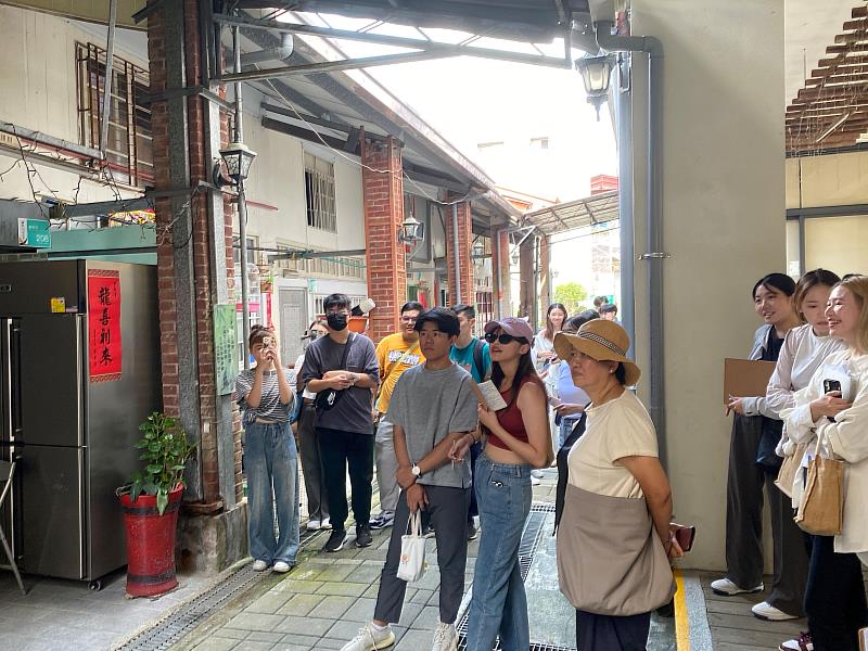 空設系師生踏查龍崎老街