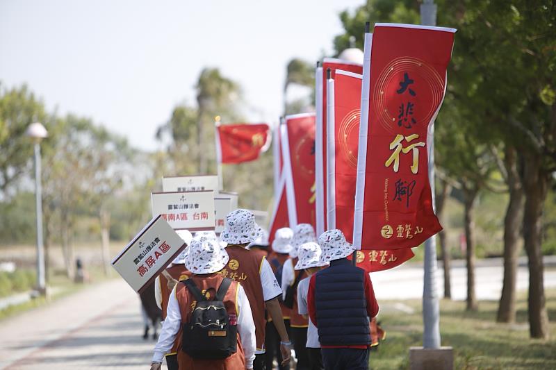 靈鷲人以行動愛護家園散播愛與和平，祈願轉化地球災劫，世界平安無災無難。(靈鷲山佛教教團提供)