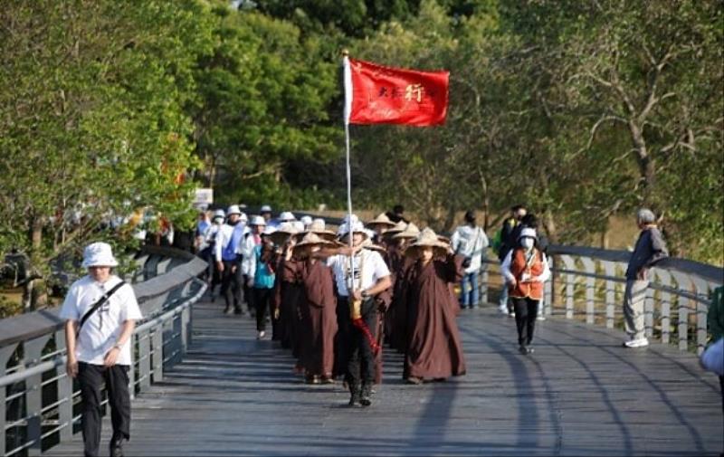 從城市到鄉野,靈鷲山大悲行腳活動,靈鷲人全台走透透。(靈鷲山佛教教團提供)