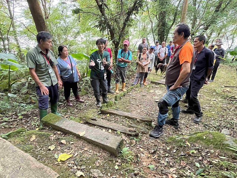 講師帶領部落學員討論步道環境問題