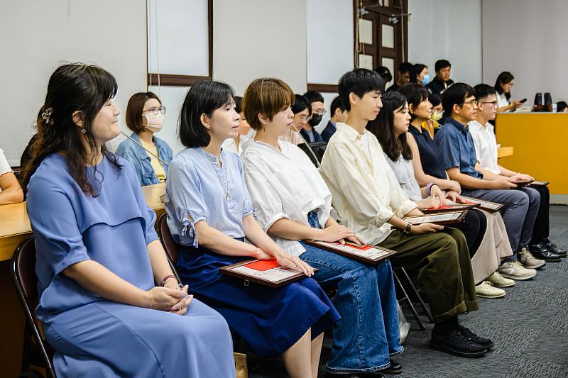 竹市府今日頒發「新竹藝術家系列叢書教案設計」獎狀及感謝狀給8位教案作者。